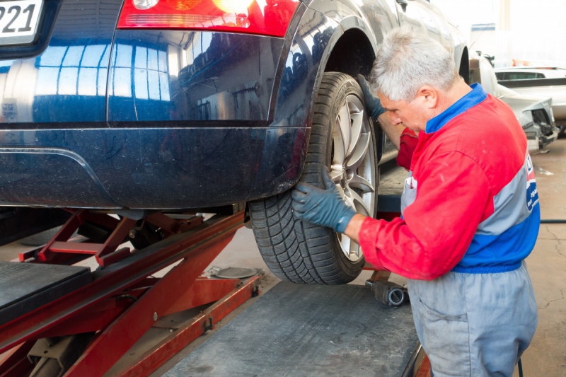 boutique-BRENON-min_auto_repair_repair_lift_auto_mechanic_work_clothes_master_professional_man_of_the_fold-685629