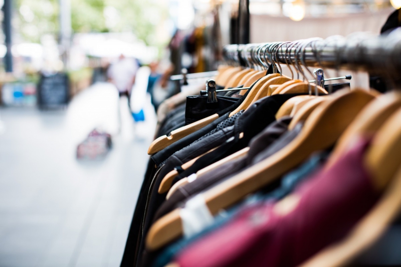 boutique-BRENON-min_blur_close_up_focus_hanger_jacket_market_people_rack-1176303