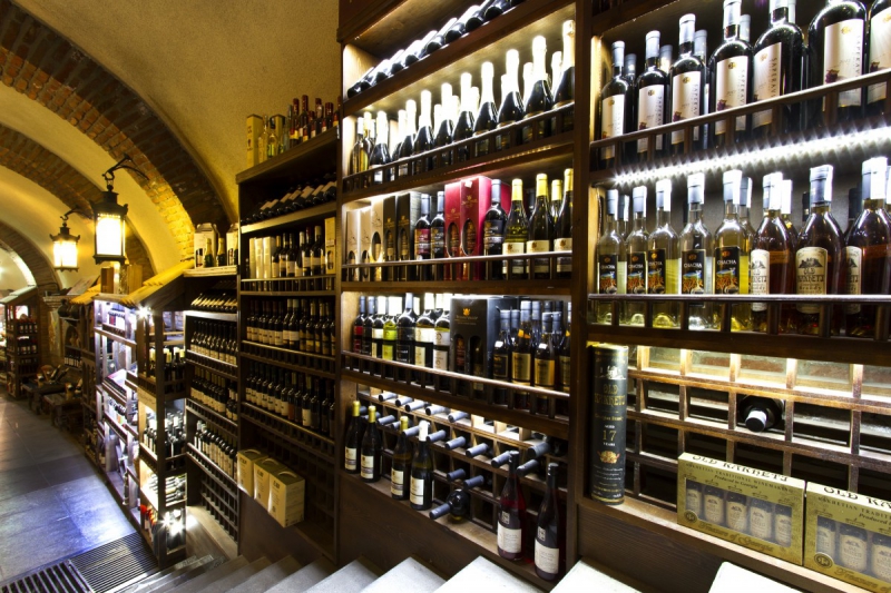 boutique-BRENON-min_world_street_travel_shop_canon_georgia_wine_bottles-429767